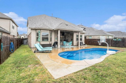 2510 Ocean Key Dr, La Marque, TX 77568