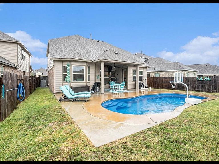 2510 Ocean Key Dr, La Marque, TX 77568