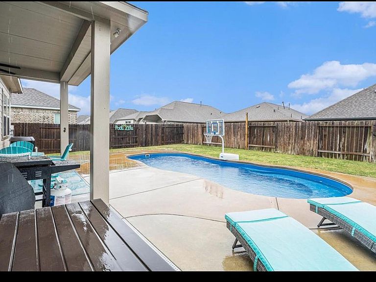 2510 Ocean Key Dr, La Marque, TX 77568