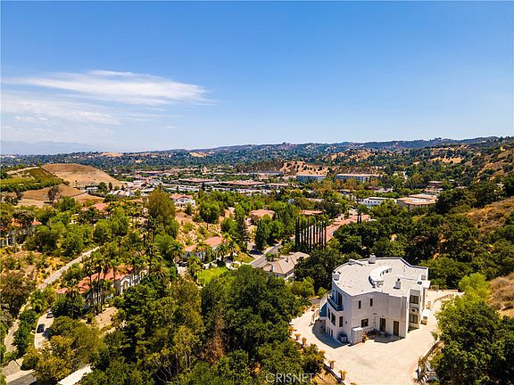 5077 Schumacher Rd, Calabasas, CA 91302